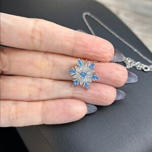 Elegant 925 Silver Snowflake Pendant Necklace